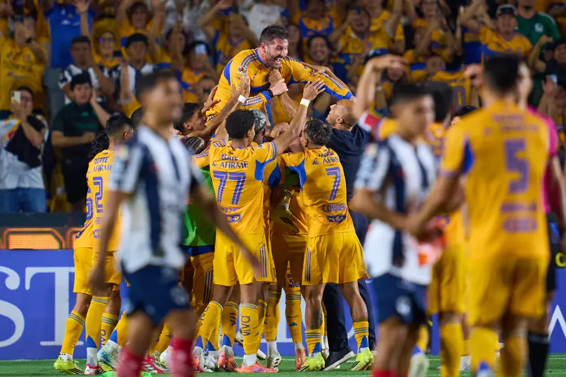 Tigres celebrando el gol de Gignac mientras Monterrey se retira I MEXSPORT