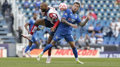 Joao Pedro con Gonzalo Piovi en disputa del balón l IMAGO7