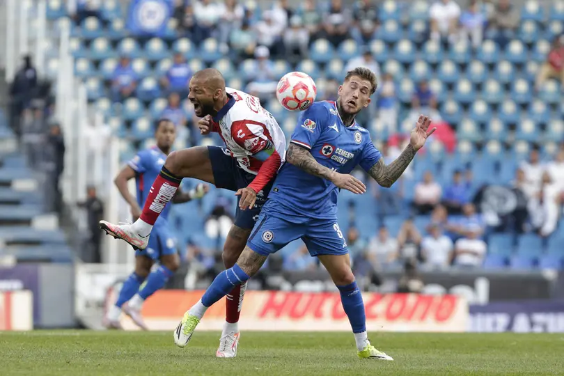 Joao Pedro con Gonzalo Piovi en disputa del balón l IMAGO7