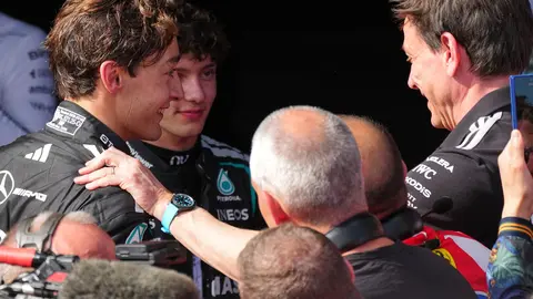 Toto Wolff y George Russell tras la victoria del británico en el GP de Australia | AP