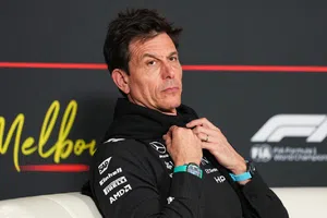 ¡Avisen! Toto Wolff, jefe de Mercedes, sufre duro golpe en la cabeza tras GP de Australia