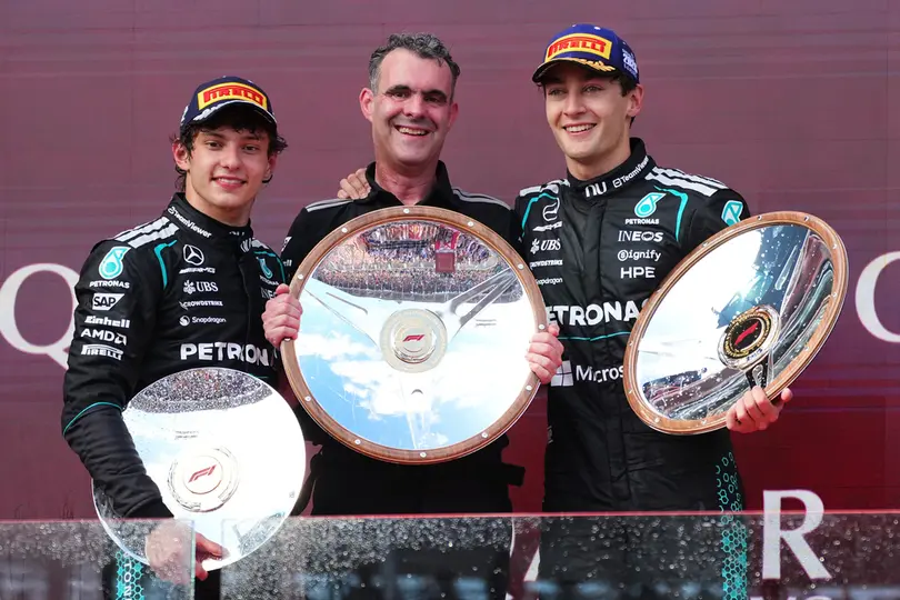 Kimi Antonelli y George Russell en el podio del Gran Premio de Australia 2026 | AP
