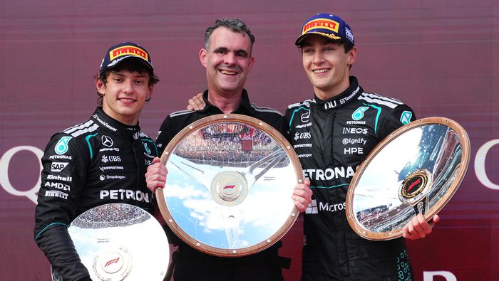 Kimi Antonelli y George Russell en el podio del Gran Premio de Australia 2026 | AP