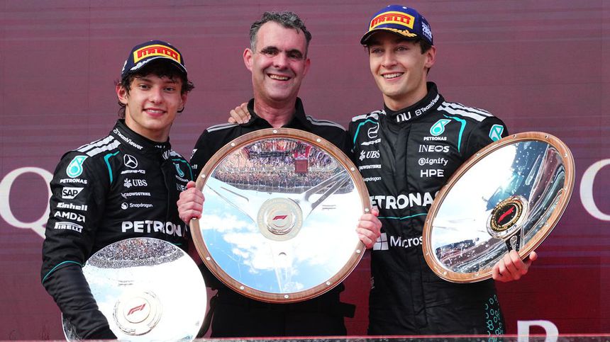 Kimi Antonelli y George Russell en el podio del Gran Premio de Australia 2026 | AP