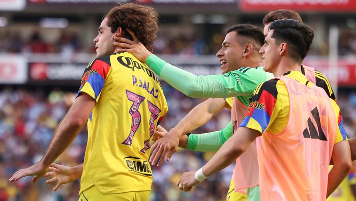 Patricio Salas y Luis Ángel Malagón celebrando la victoria del América ante Querétaro I IMAGO7