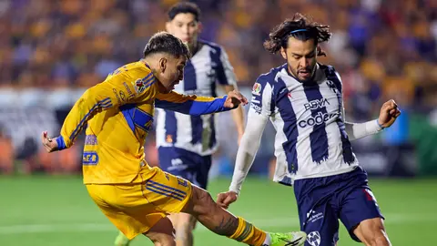 Ángel Correa disputando un balón en el Clásico Regio I IMAGO7