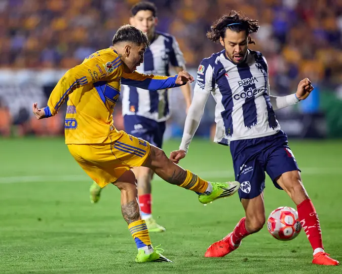 Ángel Correa disputando un balón en el Clásico Regio I IMAGO7