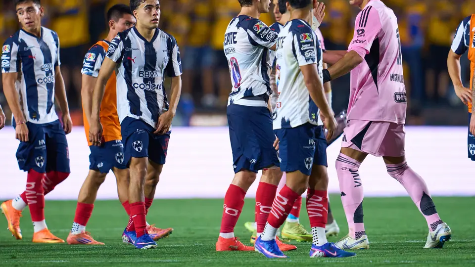 Monterrey retirándose del Volcán tras caer ante Tigres I MEXSPORT