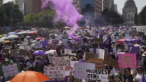Escuelas en México mantienen clases programadas el 9 de marzo, aunque la asistencia puede disminuir./ AP