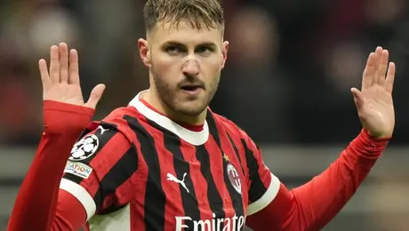 Santi Giménez reaparece con los colores rossoneros en pleno Derbi della Madonnina