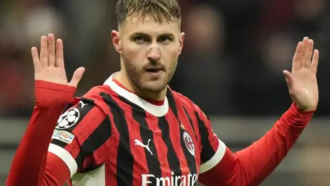Santi Giménez reaparece con los colores rossoneros en pleno Derbi della Madonnina