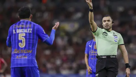 Gato Ortiz amonestando a 'Cotorro' González de Chivas en el duelo de Liga MX contra Atlas I IMAGO7