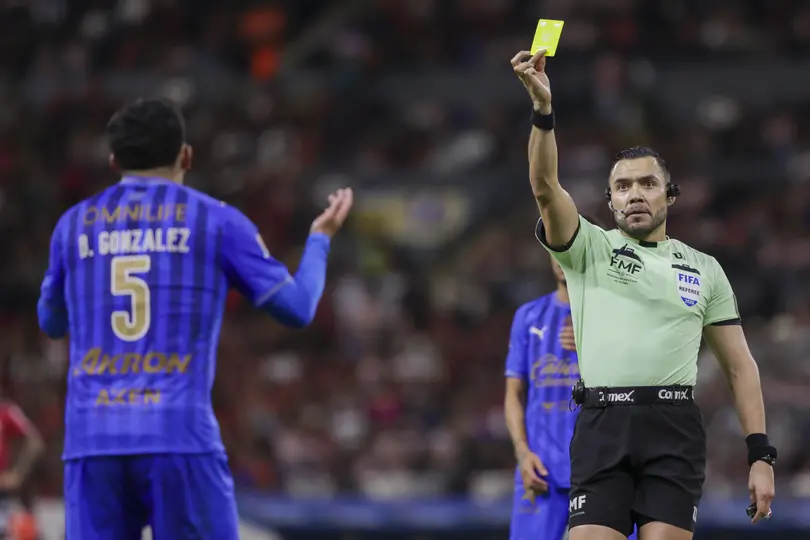 Gato Ortiz amonestando a un jugador de Chivas e el duelo de Liga MX contra Atlas I IMAGO7