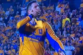¿Y esto? Gignac es captado usando un artefacto ‘misterioso’ en su muñeca