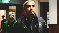 ¡Tribunero! Julián Araujo muestra escudo de Celtic a aficionados de Rangers