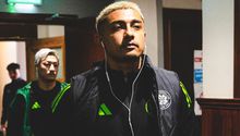 ¡Tribunero! Julián Araujo muestra escudo de Celtic a aficionados de Rangers