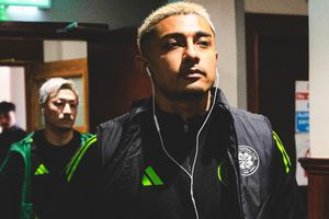 ¡Tribunero! Julián Araujo muestra escudo de Celtic a aficionados de Rangers