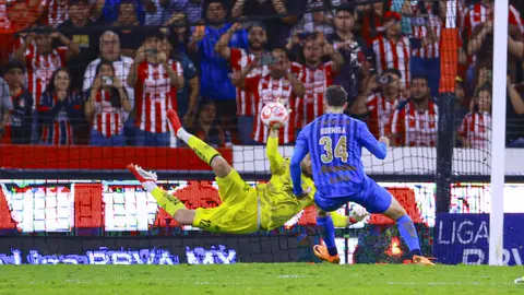 'Hormiga' González falla penal ante Atlas | IMAGO7