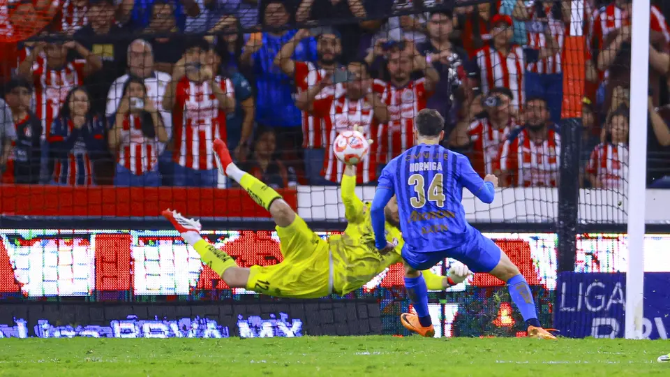 'Hormiga' González falla penal ante Atlas | IMAGO7