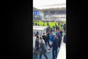 Julián Araujo Muestra Escudo De Celtic A Aficionados De Rangers