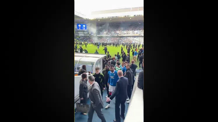 Julián Araujo Muestra Escudo De Celtic A Aficionados De Rangers