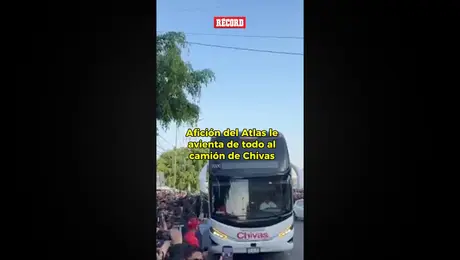 ¡Agresiones antes del Clásico Tapatío! Así recibe la afición de Atlas al camión de Chivas