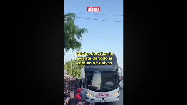 ¡Agresiones antes del Clásico Tapatío! Así recibe la afición de Atlas al camión de Chivas