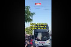 ¡Agresiones antes del Clásico Tapatío! Así recibe la afición de Atlas al camión de Chivas