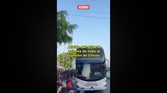 ¡Agresiones antes del Clásico Tapatío! Así recibe la afición de Atlas al camión de Chivas