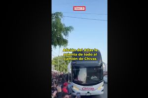 ¡Agresiones antes del Clásico Tapatío! Así recibe la afición de Atlas al camión de Chivas