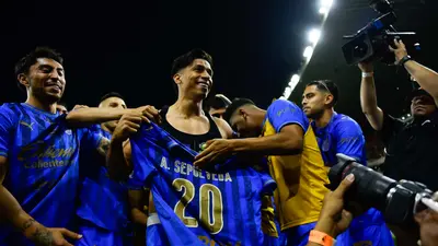 ¡Reprobable! Aficionados de Atlas recibieron con agresiones al camión de Chivas