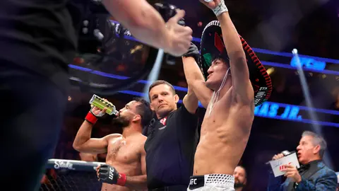 El problema de la UFC: Raúl Rosas Jr., el peleador más joven en firmar con la casa del MMA