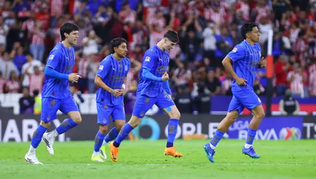 ¡Árbitro justo! Marco Antonio Ortiz aplica la nueva regla en el Atlas vs Chivas
