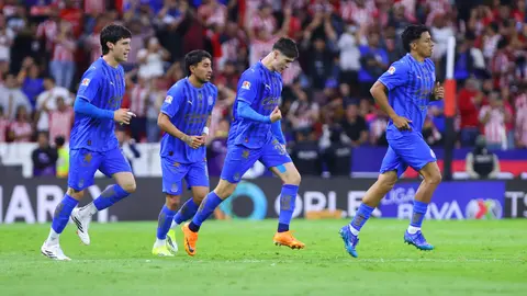 Armando González y jugadores de Chivas durante el partido ante Atlas del Clausura 2026 | IMAGO7