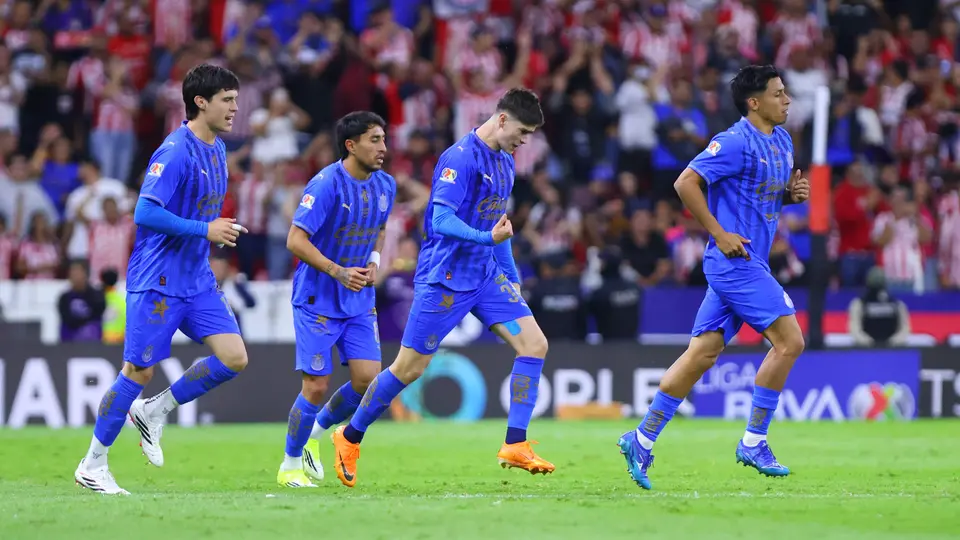 Armando González y jugadores de Chivas durante el partido ante Atlas del Clausura 2026 | IMAGO7