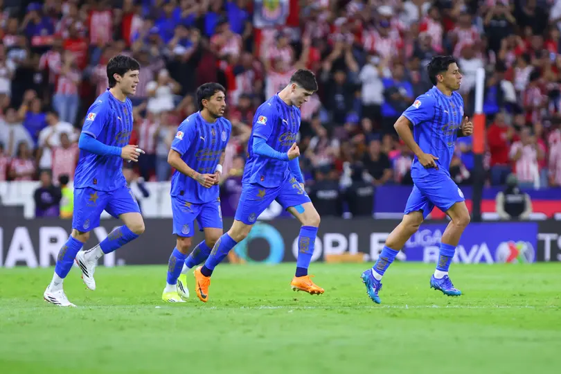 Armando González y jugadores de Chivas durante el partido ante Atlas del Clausura 2026 | IMAGO7