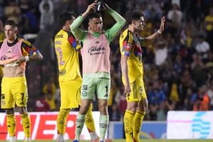 No le gustó la banca: Malagón 'sufrió' durante la victoria de América ante Querétaro