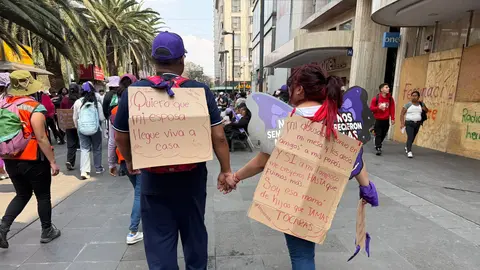 Las manifestantes recorrieron Paseo de la Reforma rumbo al Zócalo para exigir justicia y seguridad para las mujeres./ Georgina Sánchez