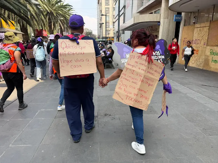 Las manifestantes recorrieron Paseo de la Reforma rumbo al Zócalo para exigir justicia y seguridad para las mujeres./ Georgina Sánchez