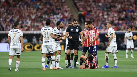 Jugadores de Chivas y Pumas reclaman al árbitro Ismael López en el partido del Clausura 2026 | IMAGO 7