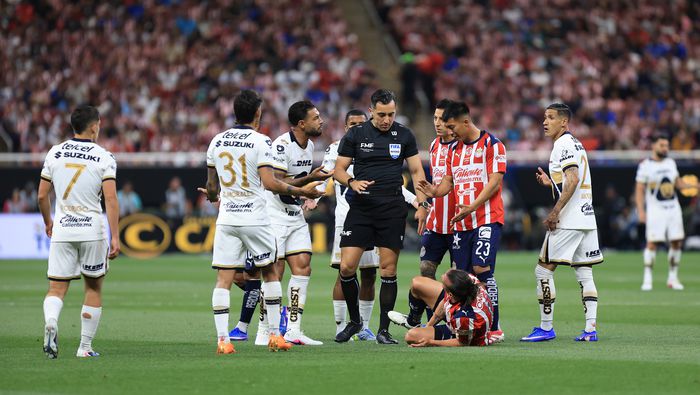 Jugadores de Chivas y Pumas reclaman al árbitro Ismael López en el partido del Clausura 2026 | IMAGO 7