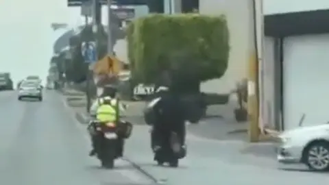 El Agentes de Proximidad Vial buscaba detener a un motociclista pero no lo consiguió / Redes Sociales