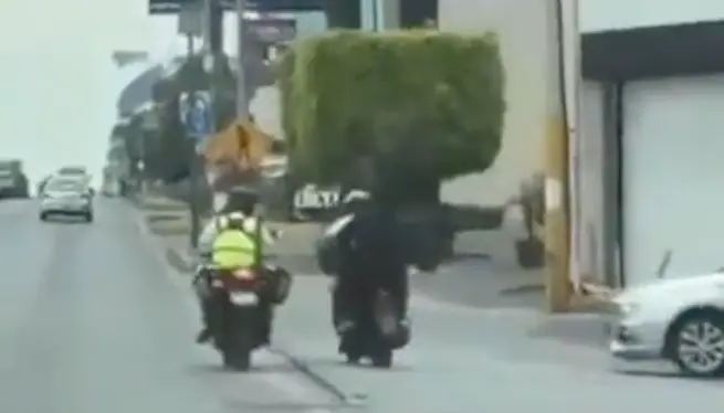 El Agentes de Proximidad Vial buscaba detener a un motociclista pero no lo consiguió / Redes Sociales