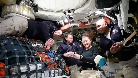 La astronauta Christina Koch logró reparar una de las averías del sistema sanitario con apoyo desde Houston./ X