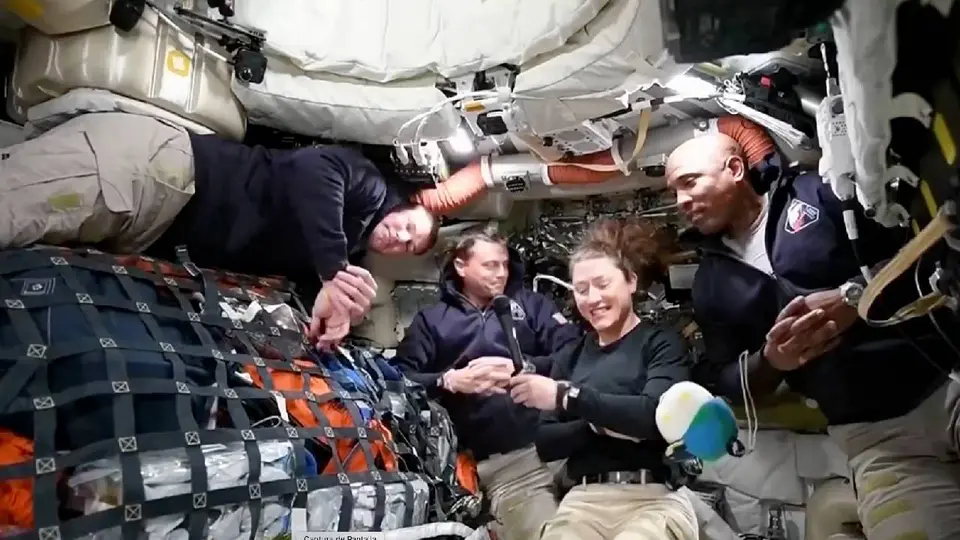 La astronauta Christina Koch logró reparar una de las averías del sistema sanitario con apoyo desde Houston./ X