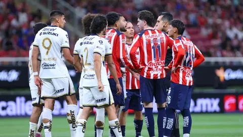 Jugadores de Chivas y Pumas reclaman al árbitro Ismael López en el partido del Clausura 2026 | IMAGO 7