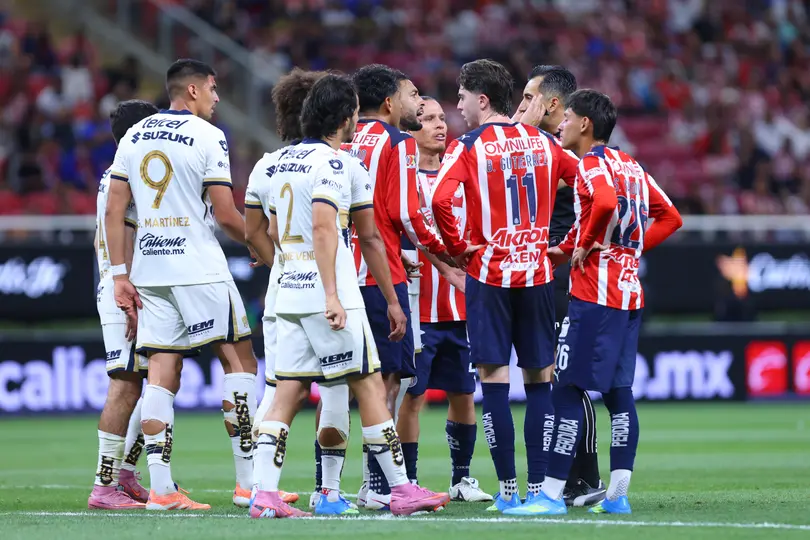 Jugadores de Chivas y Pumas reclaman al árbitro Ismael López en el partido del Clausura 2026 | IMAGO 7