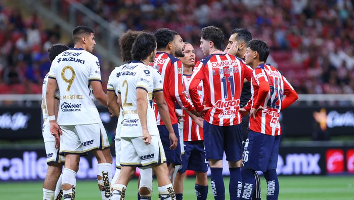 Jugadores de Chivas y Pumas reclaman al árbitro Ismael López en el partido del Clausura 2026 | IMAGO 7