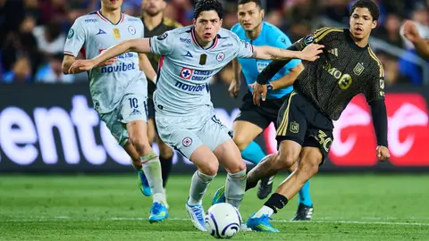 Amaury García de Cruz Azul compitiendo con David Martínez de LAFC | MEXSPORT