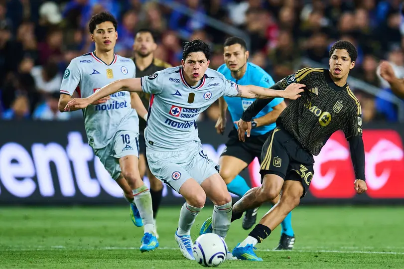 Amaury García de Cruz Azul compitiendo con David Martínez de LAFC | MEXSPORT
